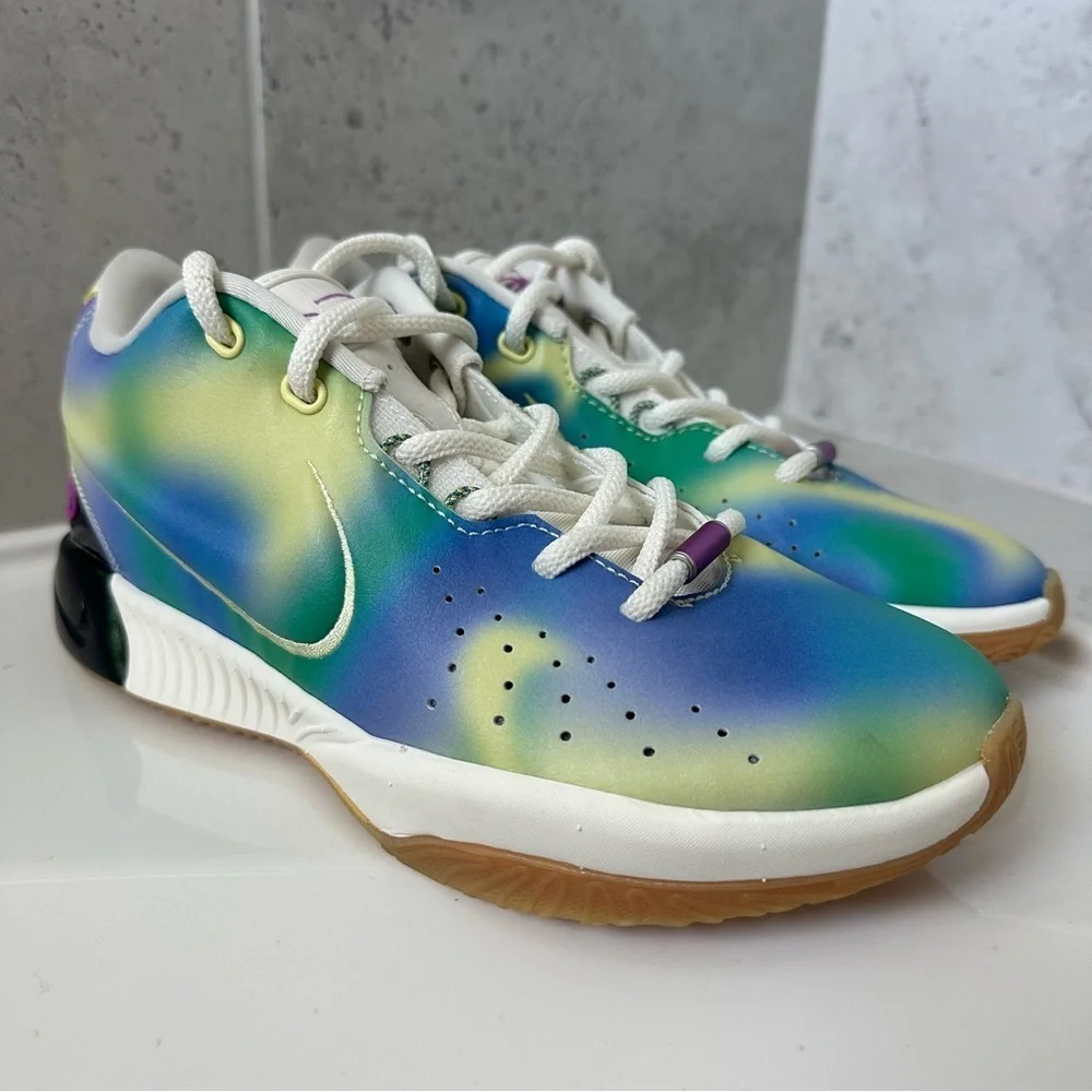 NIKE LEBRON XXI SE Sneaker Size 5 Youth